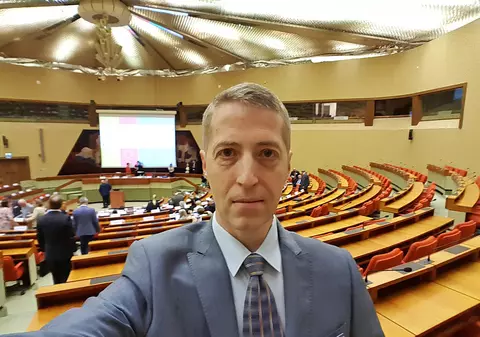 Membru CNA, despre fata care a sunat la 112 de 13 ori și a mințit că e sechestrată: „Ce ar fi să punem familia imbecilei să plătească toate cheltuielile, iar pe ea să o ducem la o școală de corecție”