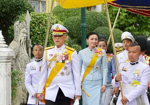 Regele Thailandei și-a prezentat oficial concubina soției cu care s-a căsătorit acum două luni