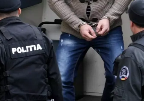 Un bărbat a distrus o ușă și a intrat într-un apartament unde a amenințat cu cuțitul trei tineri, dintre care doi minori!