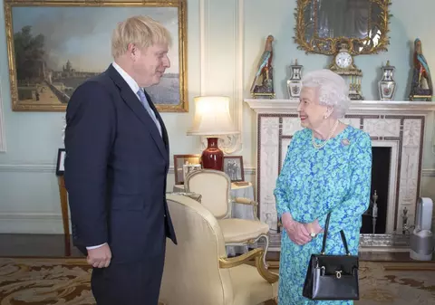 Regina Marii Britanii suspendă Parlamentul, la cererea premierului Boris Johnson