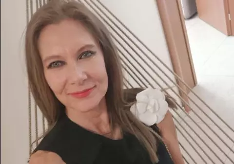 Romanița Iovan, răpitoare la brațul iubitului. Nu-și arată nici pe departe vârsta!