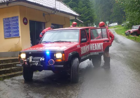 Salvamontiştii din Neamț intervin în cazul unui turist grav rănit, într-o zonă abruptă a masivului Ceahlău