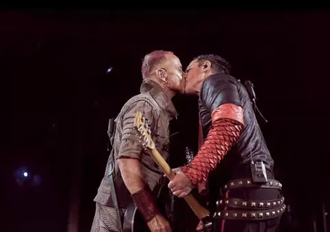 Doi membri ai trupei Rammstein s-au sărutat pe scenă la Moscova, ca mesaj de susținere a comunității LGBT+ din Rusia