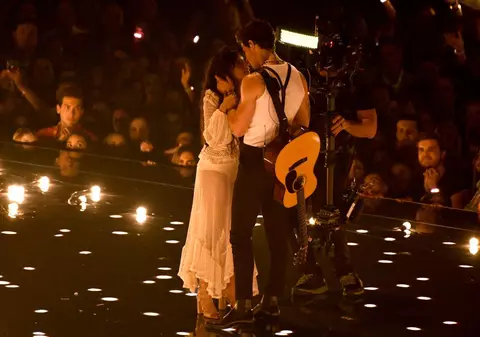 Shawn Mendes și Camila Cabello au încins atmosfera pe scenă, la Premiile MTV