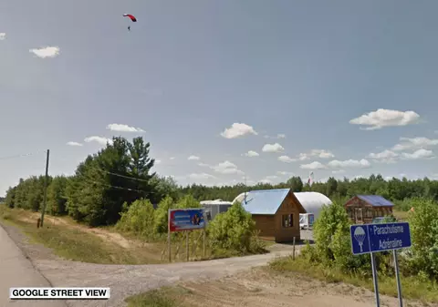 O femeie a sărit de la 1.500 de metri, dar parașuta nu s-a deschis. În mod miraculos, a scăpat cu viață!