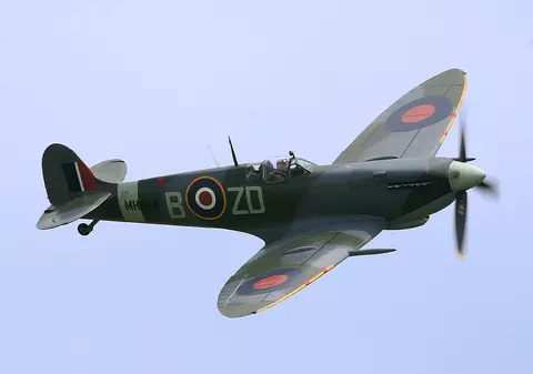 Doi englezi vor să facă ocolul lumii într-un avion vechi de aproape 80 de ani