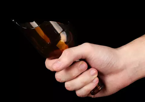 Un minor l-a tăiat pe un bărbat cu o sticlă în zona gâtului! Acesta va fi judecat pentru tentativă de omor