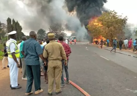 Tragedie în Tanzania. Bilanț:  64 de morţi și 70 de răniți în explozia unui camion-cisternă