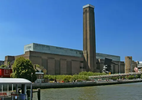 Un adolescent este suspectat că a aruncat un copil de 6 ani de la etajul 10 al unui muzeu din Londra