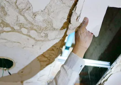 O bucată de tavan al unui magazin din Prahova s-a prăbuşit. Trei persoane au fost rănite