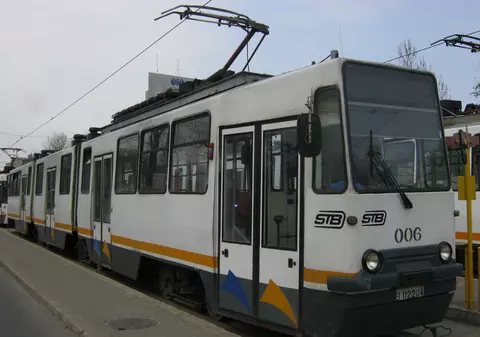 Bucureștean amendat cu 11.500 de lei după ce a scuipat și înjurat oamenii dintr-o stație de tramvai