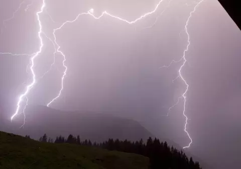 Doi ciobani au fost loviţi de trăsnet în Munţii Călimani. Unul dintre ei a murit