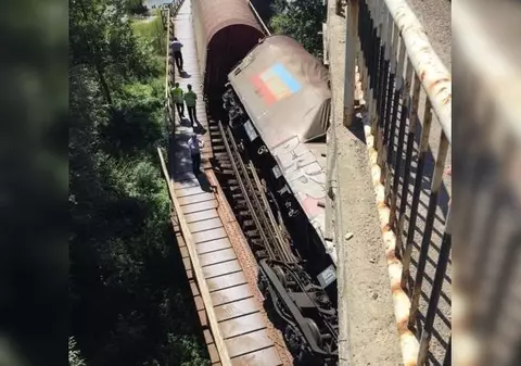 Tren de marfă, deraiat în județul Suceava. Traficul spre Putna este blocat