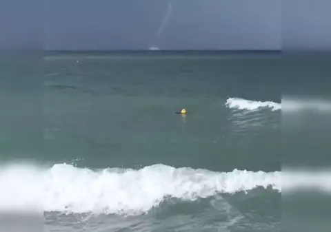Trombă marină, filmată la Eforie Nord. Turiștii au crezut că e o tornadă / VIDEO