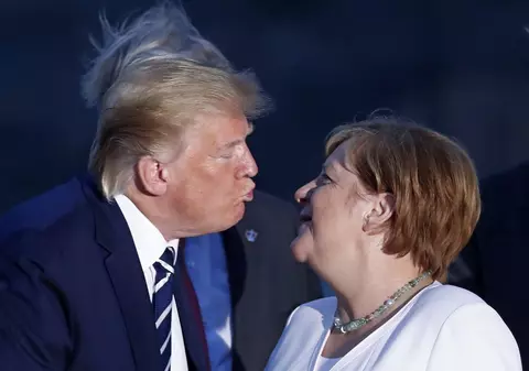 Merkel a pufnit în râs, după ce Trump a spus într-o conferință că are „strămoși germani”