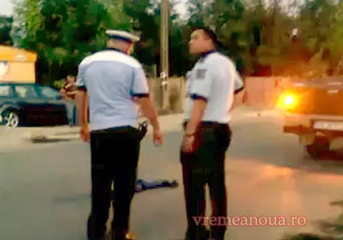 VIDEO | Anchetă la Poliția Vaslui, după ce un copil lovit de o mașină a fost lăsat să zacă pe stradă zeci de minute. Oamenii legii s-au plimbat pe lângă victimă!