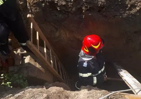 Bărbatul din Arad care a fost prins luni sub un mal de pământ a murit la spital