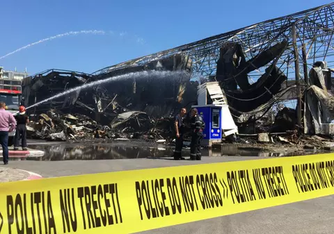 Incendiu puternic la fostul club Bamboo din Mamaia. Imagini surprinse cu drona cu localul făcut scrum / VIDEO