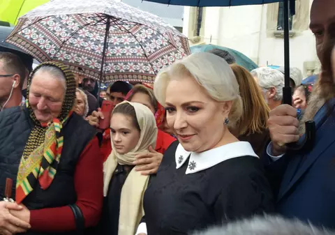 Viorica Dăncilă, primită cu pâine și sare la Mânăstirea Putna