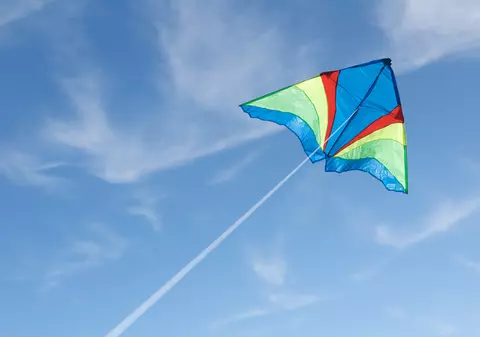 O copilă de patru ani a murit după ce sfoara de la zmeu i-a secționat gâtul! Era pe motocicletă cu tatăl ei când s-a petrecut tragedia!