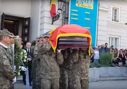 Zsolt Török a fost înmormântat cu onoruri militare la Arad. Sicriul cu trupul alpinistului, acoperit cu steagul tricolor / VIDEO