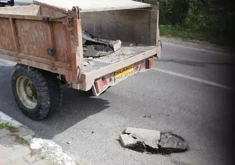 Metodă nouă de „asfaltare” într-un oraș din Prahova. Se astupă găurile din carosabil cu bucăți vechi de asfalt!