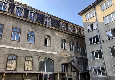 Cum începe anul școlar într-un colegiu din Timișoara, în care învață 500 de elevi. Liceul n-are acoperiș de doi ani!