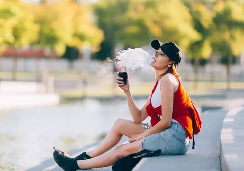 New York interzice de urgență majoritatea aromelor pentru țigările electronice după creșterea deceselor și îmbolnăvirilor asociate vapingului