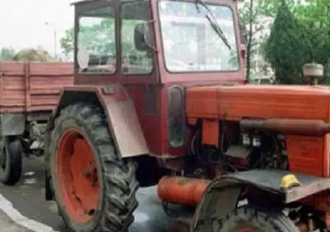 Un copil de 10 ani a fost prins conducând un tractor neînmatriculat pe stradă!