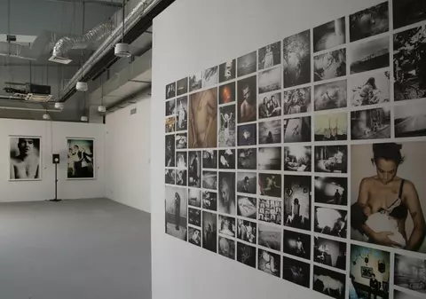 Recomandările culturale ale săptămânii. Fotografiile vii ale artiștilor de la TempsZero și cartea “Cine locuiește la subsol”, care vorbește despre femei așa cum sunt în viață