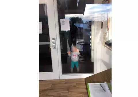 O fetiță de doi ani din SUA a fost uitată singură în creșă