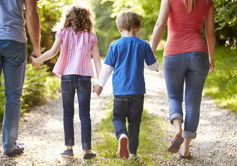 Părinţii îşi vor putea lua liber de la muncă, pentru a sta acasă cu copiii. Votul se va da joi, în Parlament, în procedură de urgenţă