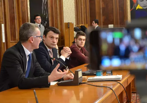 UPDATE | USR, PMP, UDMR şi minorităţile naţionale, discuţii în Parlament pentru urgentarea depunerii moţiunii de cenzură: "Orice întârziere, un câştig pentru PSD!