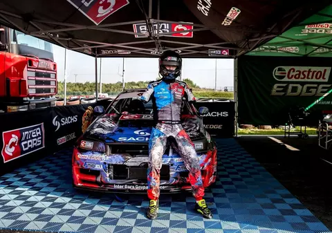 Lecția de viață și de performanță a lui Bartosz Ostalowski, pilotul de curse fără mâini. De 13 ani, un accident teribil i-a schimbat viața și acum conduce și pictează cu picioarele