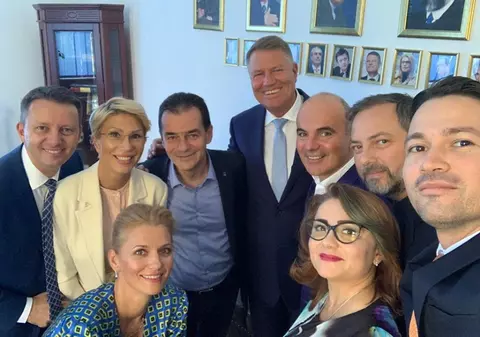 FOTO | Klaus Iohannis, şedinţă de campanie, în Modrogan, cu liderii PNL