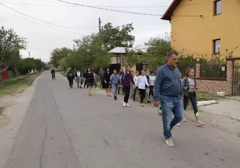 Localnicii din Gura Șuții o descriu ca pe un copil-model pe fetița ucisă la ei în sat. „Mihaela le zicea tuturor «Săru'mâna»”