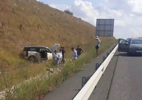 Accident pe Autostrada Soarelui. Trei persoane au fost rănite după ce o maşină s-a răsturnat