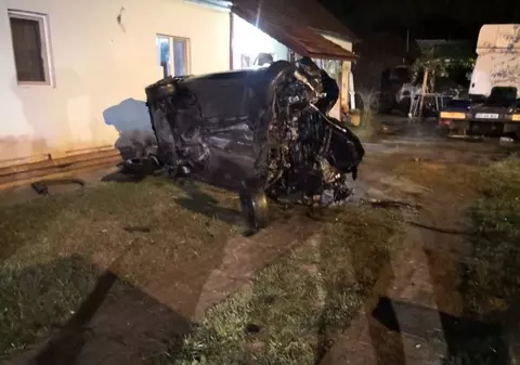 Un șofer băut a intrat într-o casă din Arad și a ucis o femeie. Doi copii au fost răniți