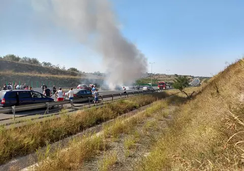 Circulație întreruptă pe Autostrada Soarelui. O mașină a luat foc în urma unui accident