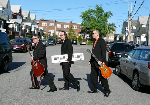 Povestea singurei trupe românești din America, Amor: “Cântăm în inima New York-ului de 20 de ani”