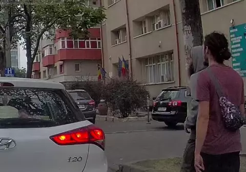 Imagini șocante surprinse în traficul din Bucureşti | Doi tineri au lovit pasagerul unei mașini aflate la semafor