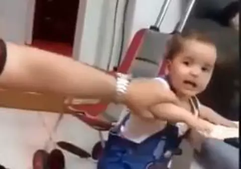 Un bărbat din Arabia Saudită și-a luat fetița la bătaie pentru că nu învăța să meargă