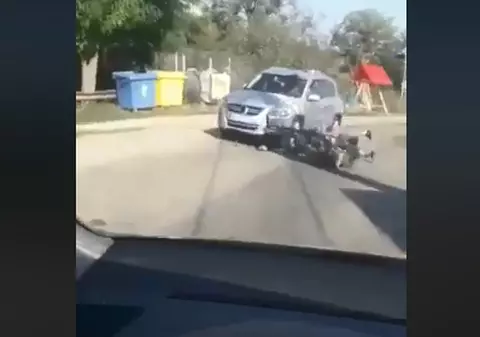 VIDEO | Trei tineri inconștienți s-au urcat pe un scuter. Au intrat direct într-o mașină care circula regulamentar