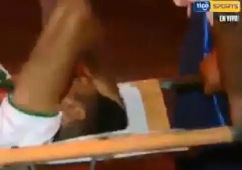 VIDEO | Un fotbalist a fost cărat la spital în portbagajul unui taxi, fiindcă șoferul ambulanței de la stadion era de negăsit!