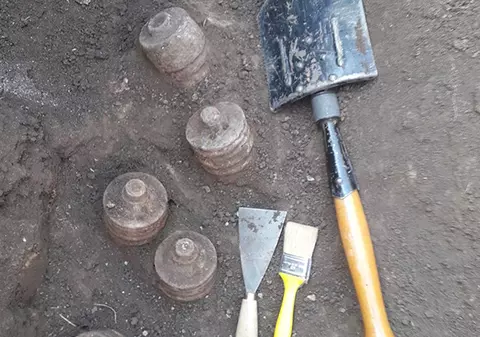 Bombe printre morminte, găsite la cimitirul din Bârlad. Pirotehniștii le-au scos la suprafață