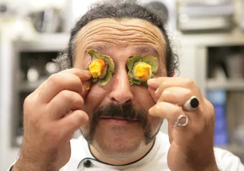 Bucătar din Italia, arestat pentru că folosea marijuana în preparatele sale. Polițiștilor le-a spus că e în căutarea de „noi arome”