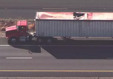 O parașutistă a murit după ce a căzut peste un TIR aflat în mers, pe o autostradă din California. Femeia avea 28 de ani și 155 de sărituri la activ