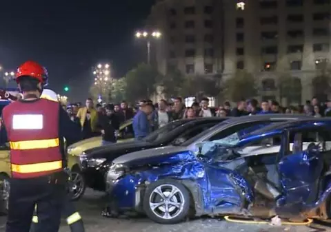 VIDEO | Carambol cu 6 mașini în Piața Constituției, provocat de doi șoferi care s-ar fi luat la întrecere. Șase persoane au fost rănite, una fiind în stare gravă