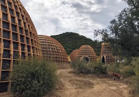 Kanye West a construit case inspirate din „Războiul Stelelor”, pentru persoanele fără adăpost, dar fără autorizație de construcție. Ce a pățit artistul