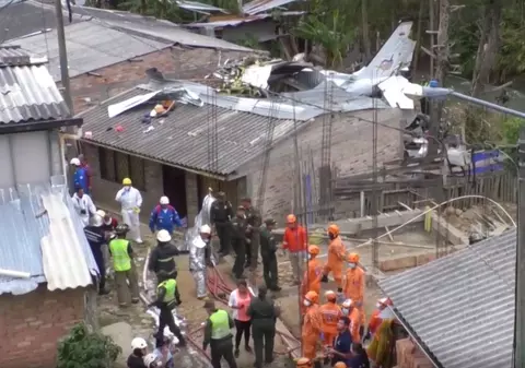 Un avion s-a prăbușit într-un oraș din Columbia. Cel puțin șapte oameni au murit / VIDEO